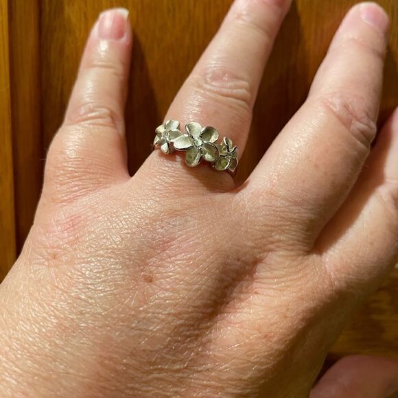 Women’s Flower Ring From Hawaii and Silver Tone Swirl Ring Size 9 - Picture 9 of 11